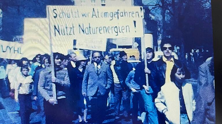 Im April 1975 fand eine große Demo gegen das Atomkraftwerk Grafenrheinfeld statt. Die Aufnahme stammr aus einem Film, den Hans-Jürgen Runge gedreht hat. Im April 1975 fand eine große Demo gegen das Atomkraftwerk Grafenrheinfeld statt. Die Aufnahme stammr aus einem Film, den Hans-Jürgen Runge gedreht hat.
