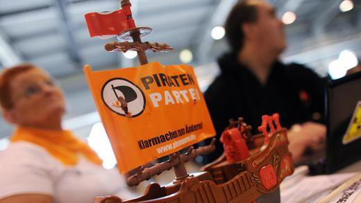 Bundesparteitag Piratenpartei - Parteimitglieder verfolgen Bundesparteitag der Piratenpartei in Neumünster. Foto: Angelika Warmuth Bundesparteitag Piratenpartei - Parteimitglieder verfolgen Bundesparteitag der Piratenpartei in Neumünster. Foto: Angelika Warmuth