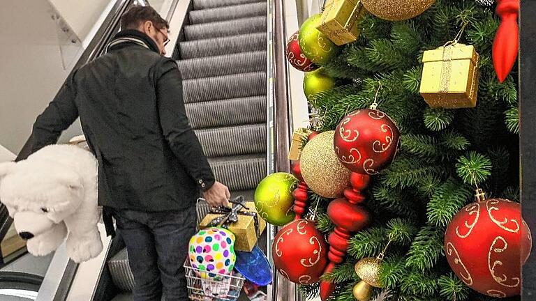 Voll bepackt mit schönen Sachen: Bisher sind die Einzelhändler recht zufrieden mit dem Weihnachtsgeschäft. Spielsachen sind wie immer ein beliebtes Geschenk für unter den Christbaum. Winterkleider und Jacken bleiben aber an den Kleiderständern hängen.