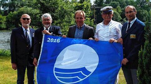 Der MBCO erhielt zum 19. Mal die &bdquo;Blaue Flagge&ldquo; als sichtbares Zeichen für umweltbewussten Umgang mit Landschaft und Natur (von links): Schatzmeister Jürgen Feiner, Hafenmeister Erich Kleedörfer, Bürgermeister Matthias Schneider, Ehrenkapitän Hans Peter Reis und 1. Vorstand Bernd Schaufuß.