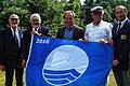 Der MBCO erhielt zum 19. Mal die &bdquo;Blaue Flagge&ldquo; als sichtbares Zeichen für umweltbewussten Umgang mit Landschaft und Natur (von links): Schatzmeister Jürgen Feiner, Hafenmeister Erich Kleedörfer, Bürgermeister Matthias Schneider, Ehrenkapitän Hans Peter Reis und 1. Vorstand Bernd Schaufuß.