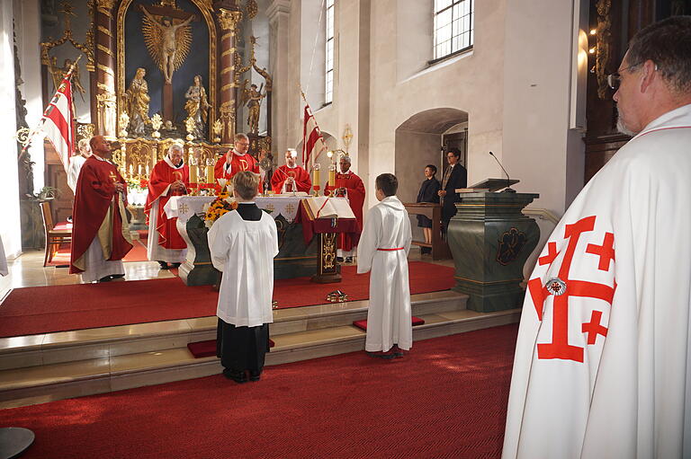 Festgottesdienst zum Fest Kreuzerhöhung mit Domkapitular Jürgen Vorndran und dem Ritterorden vom Heiligen Grab zu Jerusalem. Das Jerusalemkreuz, zu sehen auf dem Ordensmantel, symbolisiert die fünf Wunden Christi.