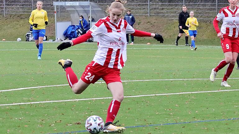 Kickers-Stürmerin Laura Gerst auf dem direkten Weg zum Tor. Beim Auswärtssieg in Saarbrücken feierte die 17-Jährige aus Gaukönigshofen nicht nur ihr Startelfdebüt, sondern auch ihre doppelte Torpremiere.