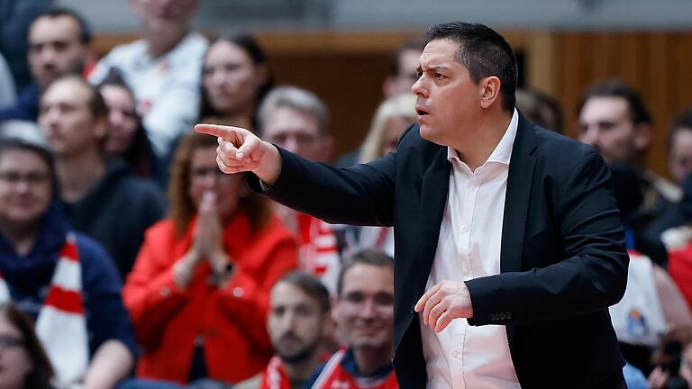 Baskets-Trainer Sasa Filipovski beim Spiel gegen Berlin.