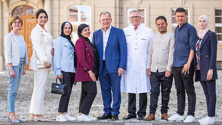 Schweinfurts stellvertretende Landrätin Bettina Bärmann (links), Bezirkstagspräsident Erwin Dotzel und der Ärztliche Direktor des Orthopädischen Krankenhauses Schloss Werneck, Prof. Dr. Christian Hendrich (beide in der Mitte), begrüßten sechs neue Mitarbeiterinnen und Mitarbeiter (von links): Oümayma Khashhoussy, Manel Daboussi, Hela Saaidi, Ala Eddine Rouissi, Houssem Boubaker und Fatma Saidani Ep Hammouda. Schweinfurts stellvertretende Landrätin Bettina Bärmann (links), Bezirkstagspräsident Erwin Dotzel und der Ärztliche Direktor des Orthopädischen Krankenhauses Schloss Werneck, Prof. Dr. Christian Hendrich (beide in der Mitte), begrüßten sechs neue Mitarbeiterinnen und Mitarbeiter (von links): Oümayma Khashhoussy, Manel Daboussi, Hela Saaidi, Ala Eddine Rouissi, Houssem Boubaker und Fatma Saidani Ep Hammouda.