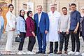 Schweinfurts stellvertretende Landrätin Bettina Bärmann (links),&nbsp;Bezirkstagspräsident Erwin Dotzel und der Ärztliche Direktor des Orthopädischen Krankenhauses Schloss Werneck, Prof. Dr. Christian Hendrich (beide in der Mitte), begrüßten sechs neue Mitarbeiterinnen und Mitarbeiter (von links):&nbsp;Oümayma Khashhoussy, Manel Daboussi, Hela Saaidi, Ala Eddine Rouissi, Houssem Boubaker und Fatma Saidani Ep Hammouda.
