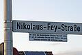 Die Straßennamensschilder der Nikolaus-Fey-Straße in Bergtheim wurden mit Hinweisschildern zum Mundartdichter ergänzt. Eine solche Kontextualisierung wünschen sich auch mehrere Unternehmen für die Straße in Gerolzhofen.