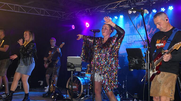 Die Band 'Heimspiel' rockt am Samstag beim Faschings-Warm-Up des Hofheimer Carneval Clubs im Haus des Gastes die Bühne. Die Band 'Heimspiel' rockt am Samstag beim Faschings-Warm-Up des Hofheimer Carneval Clubs im Haus des Gastes die Bühne.