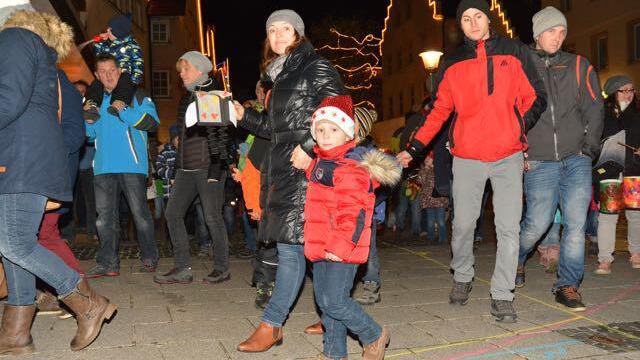 Mit einer Lichtshow vom Feinsten und bis zum späten Abend geöffneten
Geschäften haben die Veranstalter die Nacht zum Tag gemacht. Viele Besucher kamen zur Neuschter Sternennacht.