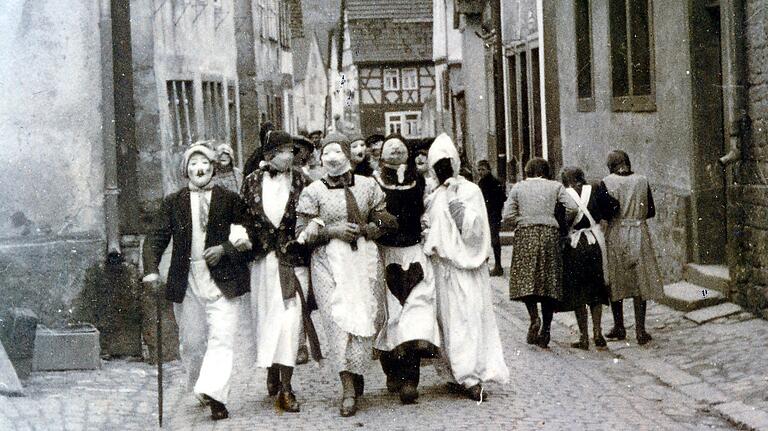 Dieses Foto vom Fasenachtstreiben auf Rienecker Straßen dürfte etwa aus dem Jahr 1938 stammem.
Archiv Werner Simon Dieses Foto vom Fasenachtstreiben auf Rienecker Straßen dürfte etwa aus dem Jahr 1938 stammem.
Archiv Werner Simon