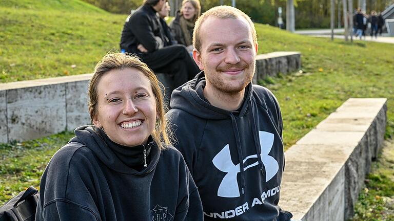 Paulina Wozny und Hannes Winkler weichen auf einen Snack vom Supermarkt aus, wenn es ihnen in der Mensateria zu voll ist.
