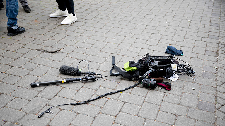 Journalisten in Deutschland.jpeg       -  Tritte, Faustschläge, Steinwürfe gegen Medienschaffende in Deutschland: 'Reporter ohne Grenzen' konnte für das vergangene Jahr 41 Übergriffe verifizieren.