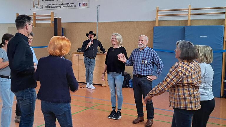 Sichtlich Spaß haben die Teilnehmerinnen und Teilnehmer beim Square-Dance im Hammelburger TV/DJK Vereinsheim.       -  Sichtlich Spaß haben die Teilnehmerinnen und Teilnehmer beim Square-Dance im Hammelburger TV/DJK Vereinsheim.