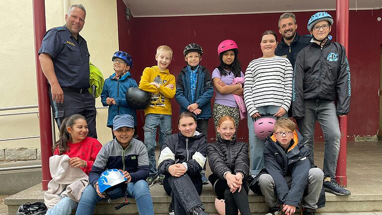 Geprüfte Radfahrer der Hundertwasser-Schule sind stolz auf ihren ersten Führerschein.