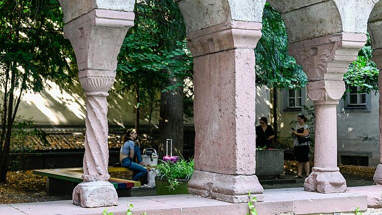 Das Lusamgärtchen in der Würzburger Innenstadt eignet sich für eine kurze Erholung mit einem Buch. Das Lusamgärtchen in der Würzburger Innenstadt eignet sich für eine kurze Erholung mit einem Buch.