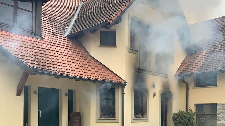 Einen Großeinsatz hatten die Feuerwehren bei einem Zimmerbrand in Rimbach.