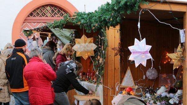 Rund 20 Stände mit verschiedenen Hobbybastlerartikeln wie Holzkunst, Kränze, Weihnachtsschmuck und vielem mehr erwarten die Besucherinnen und Besucher beim diesjährigen Nikolausmarkt am Samstag, 7. Dezember, in Haßfurt rund um den Marktplatz. Rund 20 Stände mit verschiedenen Hobbybastlerartikeln wie Holzkunst, Kränze, Weihnachtsschmuck und vielem mehr erwarten die Besucherinnen und Besucher beim diesjährigen Nikolausmarkt am Samstag, 7. Dezember, in Haßfurt rund um den Marktplatz.
