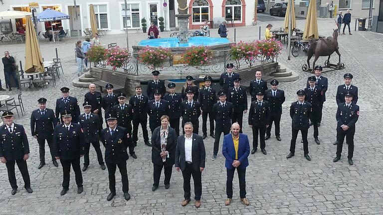 Die Stadt Volkach, vertreten durch den ersten Bürgermeister Heiko Bäuerlein, den zweiten Bürgermeister Udo Gebert und dritte Bürgermeisterin Gerlinde Martin, ehrte zusammen mit Kreisbrandrat Dirk Albrecht und dem Kommandanten der Feuerwehr Volkach, Fred Mahler, die ehrenamtlichen Einsatzkräfte, die 17 Tage lang im Ahrtal nach der Flutkatastrophe anpackten, mit einem Empfang. Die Stadt Volkach, vertreten durch den ersten Bürgermeister Heiko Bäuerlein, den zweiten Bürgermeister Udo Gebert und dritte Bürgermeisterin Gerlinde Martin, ehrte zusammen mit Kreisbrandrat Dirk Albrecht und dem Kommandanten der Feuerwehr Volkach, Fred Mahler, die ehrenamtlichen Einsatzkräfte, die 17 Tage lang im Ahrtal nach der Flutkatastrophe anpackten, mit einem Empfang.
