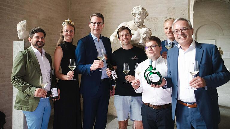 Museumswein in der Münchner Antikensammlung (von links): Jury-Chef und Weinfachberater Ralf Schwarz, die Fränkische Weinkönigin Eva Brockmann, Kunstminister Markus Blume, die Winzer Tobias Hemberger und Moritz Braun, Glyptothek-Chef Florian Knauß und Uwe Matheus vom Weingut Hans Wirsching.