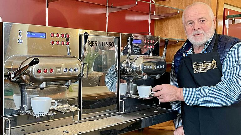 Viele Knöpfe und Hebel, unzählige Möglichkeiten, Kaffee in allen Varianten zu kochen: Peter Klug vom ehrenamtlichen Café-Team übt an der großen Kaffeemaschine.