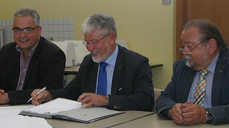 Neuer Schulverband gegründet - (elz) Am Ende war es eine Sache von Minuten: Mit ihren Unterschriften haben die Bürgermeister (von links) Claus Seifert aus Scheinfeld, Josef Mend aus Iphofen und Erich Hegwein aus Marktbreit einen neuen Mittelschulverbund besiegelt, der ab dem nächsten Schuljahr gilt. Er betrifft rund 430 Schüler aus den drei Kommunen: jeweils 190 aus Iphofen und Scheinfeld und 50 aus Marktbreit und ist auf unbefristete Zeit geschlossen, mindestens aber für zwei Jahre. Zwischen Scheinfeld und Iphofen besteht schon seit 2010 ein Verbund, Marktbreit ist nun als dritter Partner dazugekommen, nachdem die Stadt nach Querelen den Schulverbund mit Ochsenfurt und Gaukönigshofen verlassen hat. Iphofens Bürgermeister Mend sagte, angesichts sinkender Schülerzahlen an der Mittelschule bleibe „keine Alternative“, als sich zusammenzutun. Für den Kitzinger Schulrat Kurt Krause geht es darum, „über eine Durststrecke zu kommen“, bis die Zahlen sich erholt hätten. Der Iphöfer Rektor Elmar Walter sagte, ein Schulverbund sei nicht dazu da, Geld zu sparen. Er komme unter dem Strich letztlich alle beteiligten Gemeinden teurer. „Das muss auch der Schulrat wissen.“ Neuer Schulverband gegründet - (elz) Am Ende war es eine Sache von Minuten: Mit ihren Unterschriften haben die Bürgermeister (von links) Claus Seifert aus Scheinfeld, Josef Mend aus Iphofen und Erich Hegwein aus Marktbreit einen neuen Mittelschulverbund besiegelt, der ab dem nächsten Schuljahr gilt. Er betrifft rund 430 Schüler aus den drei Kommunen: jeweils 190 aus Iphofen und Scheinfeld und 50 aus Marktbreit und ist auf unbefristete Zeit geschlossen, mindestens aber für zwei Jahre. Zwischen Scheinfeld und Iphofen besteht schon seit 2010 ein Verbund, Marktbreit ist nun als dritter Partner dazugekommen, nachdem die Stadt nach Querelen den Schulverbund mit Ochsenfurt und Gaukönigshofen verlassen hat. Iphofens Bürgermeister Mend sagte, angesichts sinkender Schülerzahlen an der Mittelschule bleibe „keine Alternative“, als sich zusammenzutun. Für den Kitzinger Schulrat Kurt Krause geht es darum, „über eine Durststrecke zu kommen“, bis die Zahlen sich erholt hätten. Der Iphöfer Rektor Elmar Walter sagte, ein Schulverbund sei nicht dazu da, Geld zu sparen. Er komme unter dem Strich letztlich alle beteiligten Gemeinden teurer. „Das muss auch der Schulrat wissen.“