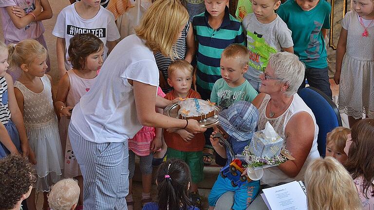 Elisabeth Schmitt (rechts) beim Abschiedsgottesdienst inmitten ihrer Kinder, die ihr verschiedene Geschenke überreichten. Ihre Stellvertreterin Angelika Balling hatte ihr zuvor für ihr Engagement gedankt. Elisabeth Schmitt (rechts) beim Abschiedsgottesdienst inmitten ihrer Kinder, die ihr verschiedene Geschenke überreichten. Ihre Stellvertreterin Angelika Balling hatte ihr zuvor für ihr Engagement gedankt.