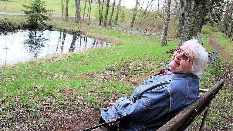 sr edith ccr 4foto diana fuchs       -  Am so genannten Prinzessinnenbad im Schlosspark Schwanberg genießt Sr. Edith Margaretha Stüfen gerne die Natur. Zu ihrem 90. Geburtstag präsentiert sich der Park in allen möglichen Grün-Schattierungen.