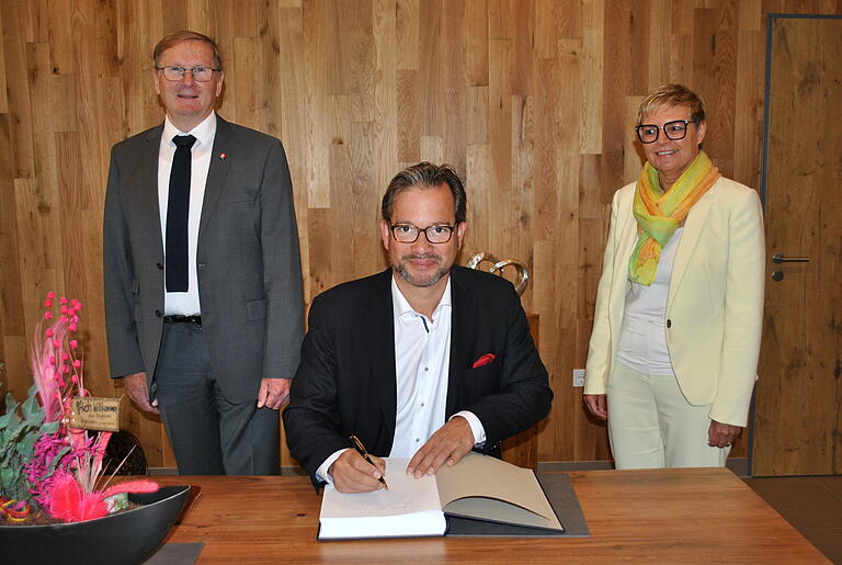 Florian Pronold und Sabine Dittmar trugen sich ins Goldene Buch der Gemeinde Wülfershausen ein im Beisein von Bürgermeister Wolfgang Seifert.