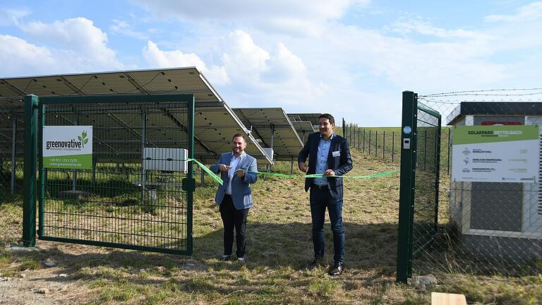 Nun ist er auch offiziell eröffnet: Bürgermeister Matthias Bielek (links) und Bernd Fuchs, Geschäftsführer von Greenovative, haben am Freitag das Band zum neuen Solarpark in Dettelbach durchschnitten.