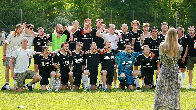 Gruppenbild mit Dame: Die Fußballer der FT Würzburg feierten im Mai ihre erste Meisterschaft. Auch in der Kreisklasse sind die Turner in dieser Saison bislang erfolgreich.