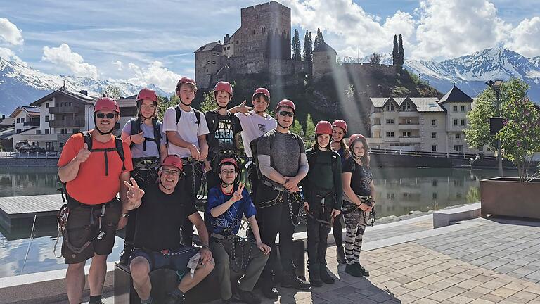 An der Burg Ladis bei Prutz haben sich die Ministranten am Klettersteig an ihre Grenzen gewagt.