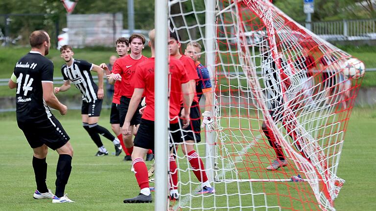 Tor für Sand: Der Ball fällt Ralph Thomann (links) nach einer Ecke quasi vor die Füße und er hat keine Mühe, ihn ins Tor zu schießen. Die Korbmacher gewinnen mit 2:0 beim TV Haßfurt.