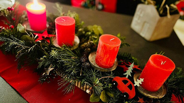 Anna Preller aus Ebelsbach hat zwei Adventskränze. Das ist einer der beiden, in den Weihnachtsfarben Rot und Grün.