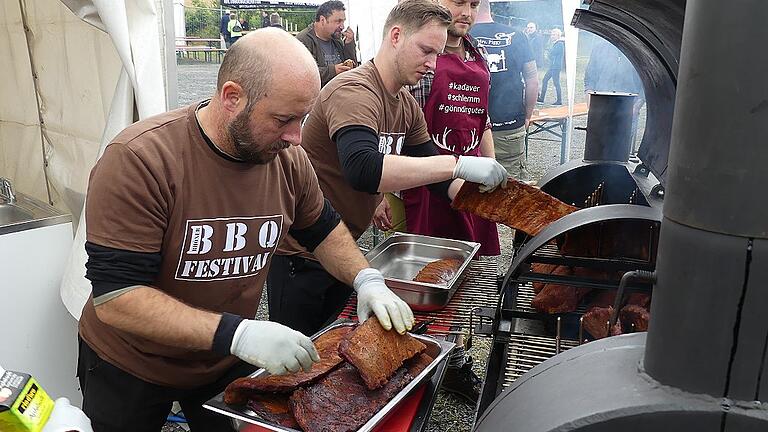 Schnell handeln war angesagt: Einige Stunden vor Verkaufsbeginn musste das Fleisch eingelegt werden. Dabei sollte es so wenig wie möglich an Temperatur verlieren.