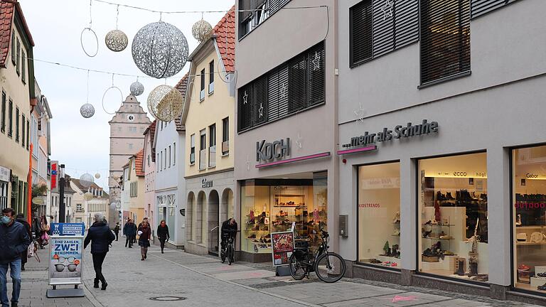 Bad Neustadt: Am Montagmittag ist die Lage in der Innenstadt noch entspannt. Es wird mit vielen Kunden vor dem erneuten Lockdown am Mittwoch gerechnet.