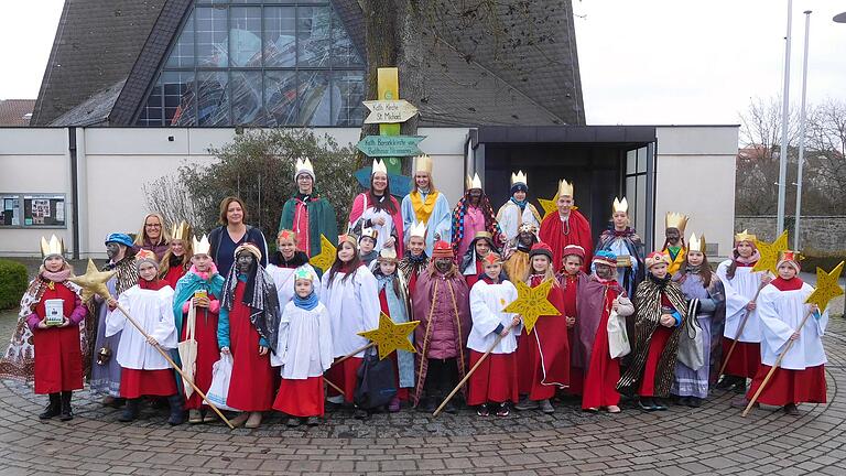 31 junge Sternsingerinnen und Sternsinger versammelten sich am Dreikönigstag mit hinten von links Eva Baunach und Simone Seufert zu einem Gruppenfoto, bevor sie sich auf den Weg zu allen Häusern Euerbachs machten.