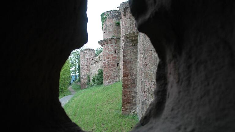 Blick durch eine der Schießscharten der Burgruine Henneburg in Stadtprozelten (Lkr. Miltenberg).