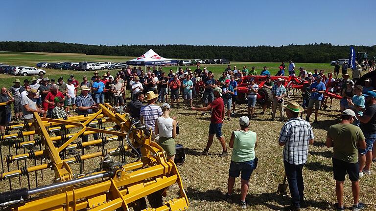 Etwa 200 Landwirte informierten sich auf dem Feldtag zum Thema Bodenbearbeitung in Oberbalbach.
