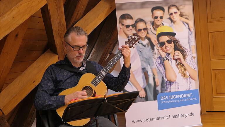 Der Gitarist Klaus Neubert untermalte die Feier musikalisch.