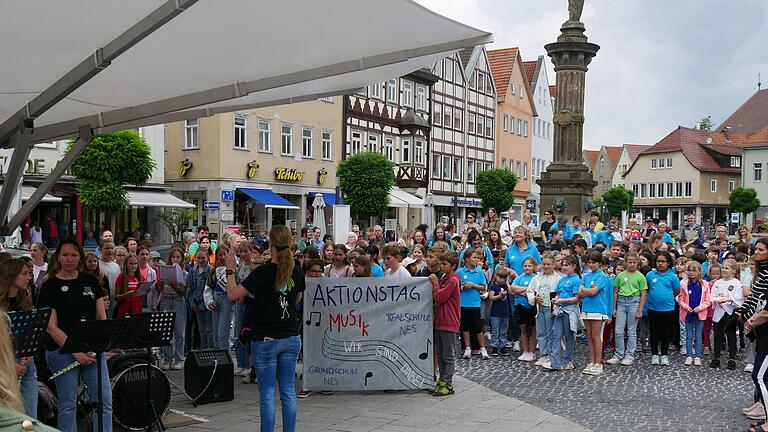 Gemeinsames Musizieren auf dem Markplatz.