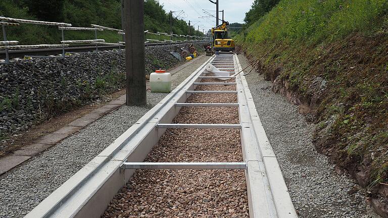 Der Rettungs-Fußweg wird mit Betonfertigteilen und Gitterrosten befestigt, hier ein Foto vom Stand der Baustelle Mitte Juli.&nbsp;