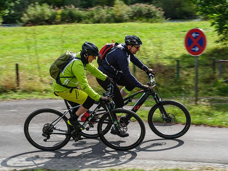 18 Radler nahmen gemeinsam die 'Präsidentenrunde' von Karlstadt bis Kleinwernfeld unter die Pedale.