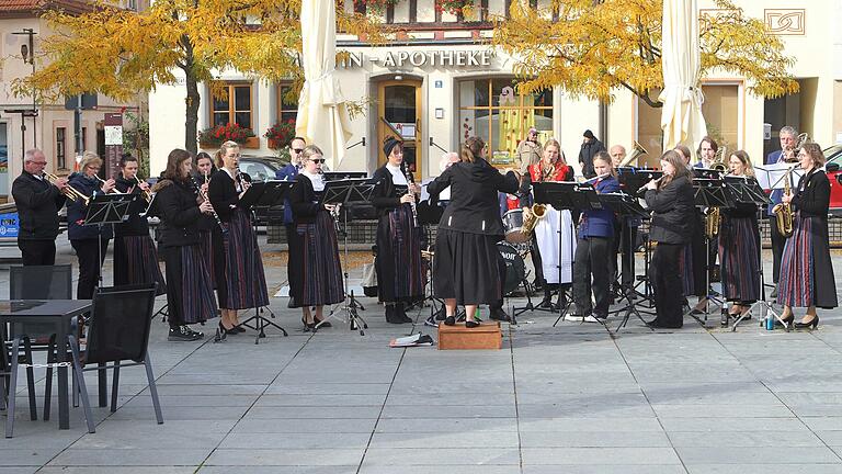 Im Bild: Die Stadtkapelle Mellrichstadt beim letzten Standkonzert der Saison.