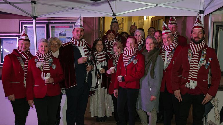 Die Lengfurter Narren und die Bürgermeisterin (von rechts): Tobi Fischer, Karsten Steffen, Kerstin Deckenbrock, Isabell Fischer, Steffi Fischer, Prinzessin Anna die I. und Prinz Falk der I.