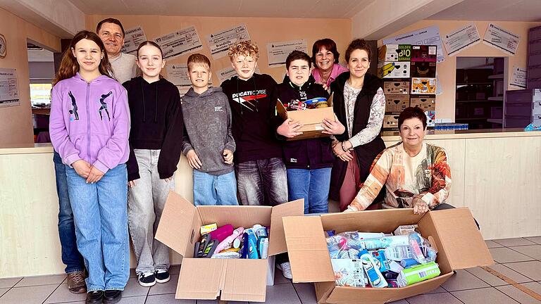 Auf dem Foto von links: Luana Mardian, Herr Mauer, Anneli Herbert, Elvis Herbke, Anton Niebling, Leandro Kubisch, Frau Schmitt, Frau Rödig, Frau Straub.