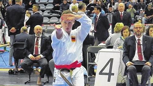 Vom Schreibtisch auf die Bodenmatte: Der 17-jährige Tauberbischofsheimer Luca Weingötz wird am 28. und 29 März bei den Karate-Europameisterschaften der Junioren in Prag antreten.