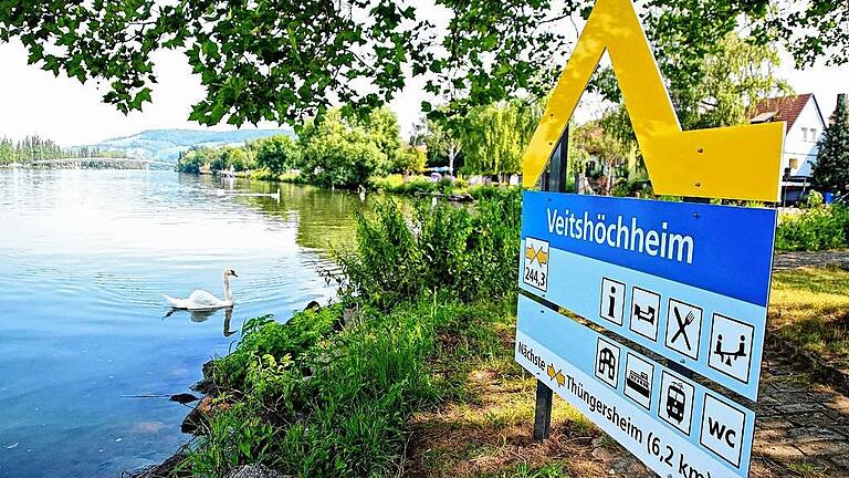 Zuschuss für fünf neue &bdquo;Gelbe Welle&ldquo;-Schilder       -  (ehe)   Über Unterstützung durch den Zweckverband Naherholung Würzburg freut sich die Interkommunale Allianz Südliches Maindreieck bei der Beschilderung &bdquo;Wasserwandern am Main&ldquo;. Die Beschaffung von fünf Schildern der &bdquo;Gelben Welle&ldquo; fördert der Zweckverband mit einem Zuschuss von zehn Prozent. In einer Anfrage an den Zweckverband Naherholung hatte Holger Becker in Funktion als Geschäftsführer Interkommunalen Allianz Südliches Maindreieck eine Förderung von 50 Prozent für fünf neue Schilder der Beschilderung zum Bootswandern am Main beantragt. Die Gesamtkosten hierfür betragen 6100 Euro. Die Geschäftsleitung des Zweckverbandes hatte eine Bezuschussung zunächst für nicht möglich erachtet. Vielmehr sei dies eher Aufgabe von Tourismusverbänden oder Unterstützung aus EU-Mitteln derartige Möglichkeiten zu fördern, meinte Geschäftsführer Klaus Buchner. Als Kompromiss wurde jedoch aus dem Kreis der Verbandsräte eine Bezuschussung für Hinweise zu Möglichkeiten des Bootswanderns im gleichen Umfang für angebracht erachtet wie für Radwege. An diesem Vorschlag orientierte sich der Beschluss.