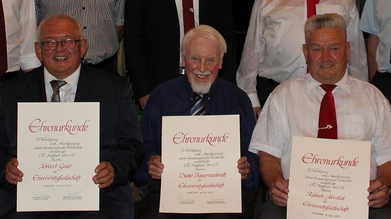 Norbert Geier, Dieter Bauernschmitt und Robert Abrolat (vorne, von links) wurden zu Ehrenmitgliedern ernannt. Norbert Geier, Dieter Bauernschmitt und Robert Abrolat (vorne, von links) wurden zu Ehrenmitgliedern ernannt.