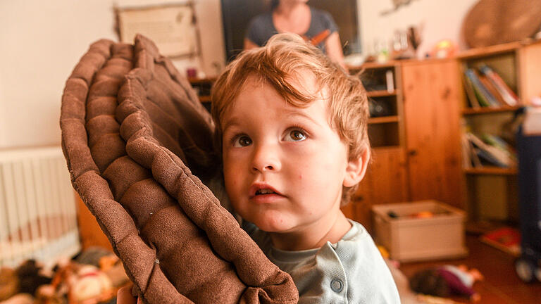 Bei dem Modellprojekt 'Flexi24' kommen Tageseltern zu den Familien nach Hause, und die Kinder werden in ihrer vertrauten Umgebung betreut. Bei dem Modellprojekt 'Flexi24' kommen Tageseltern zu den Familien nach Hause, und die Kinder werden in ihrer vertrauten Umgebung betreut.