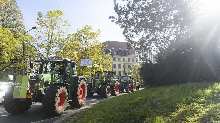 Bundesweite Demonstration der Landwirte       -  Um die 1000 Landwirtinnen und Landwirte aus der ganzen Region legen am Dienstag (22.10.19) mit ihren Traktoren den Verkehr in der Würzburger Innenstadt weitestgehend lahm. Unter dem Motto 'Land schafft Verbindung' protestieren die Bauern gegen die Politik der deutschen Umwelt- und Landwirtschaftsministerinnen.